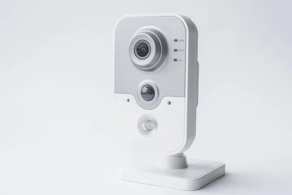 Câmera de vigilância isolada em fundo branco, com caminhos de recorte — Fotografia de Stock