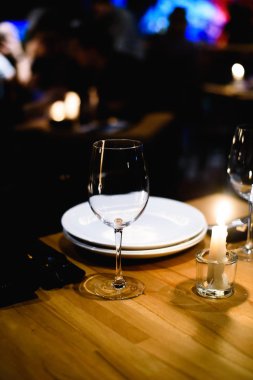 Gece kulübü ya da Restoran, closeup tablo boş bardak