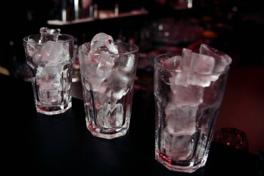 Gece kulübü ya da Restoran, closeup tablo boş gözlük