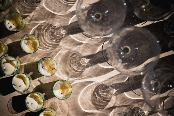 Leere Gläser auf dem Tisch im Nachtclub oder Restaurant, Nahaufnahme — Stockfoto