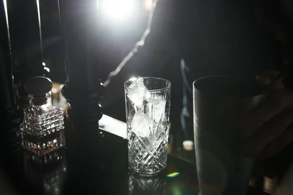 Lege glazen op tafel in de nachtclub of restaurant, close-up — Stockfoto