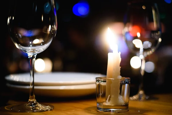 Puste kieliszki na stole w nocnym klubie lub restauracji, zbliżenie — Zdjęcie stockowe