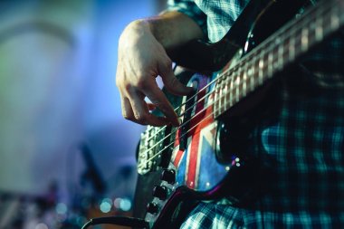 closeup rockstar elektro gitar çalmaya sahnede. Erkek gitarist