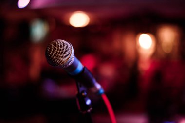 mikrofon karşı ve müzik notlar renkli ışık arka plan bulanıklık