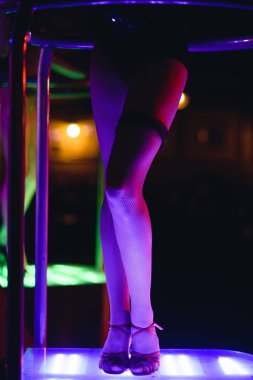 Mavi ışık gece kulübünde bir disko dans kadın bacakları closeup