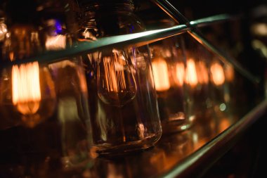 Karanlık odada çağdaş ışık fikstür closeup görünümü