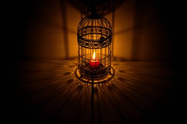 Karanlık odada çağdaş ışık fikstür closeup görünümü