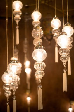 Karanlık odada çağdaş ışık fikstür closeup görünümü