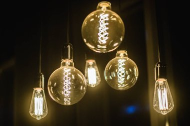 Karanlık odada çağdaş ışık fikstür closeup görünümü