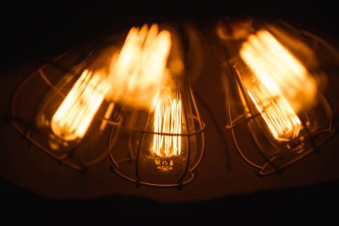 Karanlık odada çağdaş ışık fikstür closeup görünümü