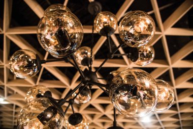 Karanlık odada çağdaş ışık fikstür closeup görünümü