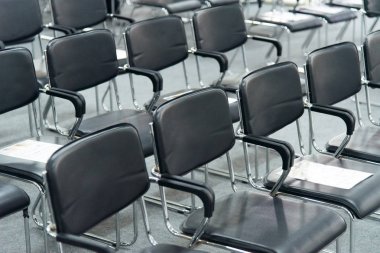 satırdaki siyah boş sandalye ile konferans salonu