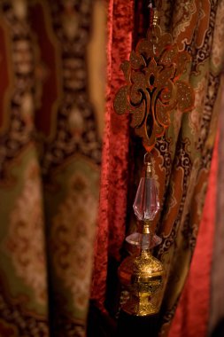 Kırmızı ve turuncu süsler süslemeler ile perdeler