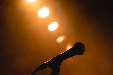 mikrofon karşı ve müzik notlar renkli ışık arka plan bulanıklık