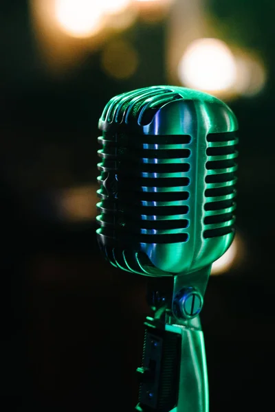 Karşı eski mikrofon ve müzik notlar renkli ışık arka plan bulanıklık — Stok fotoğraf