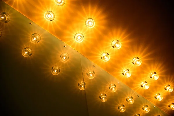 Detailní pohled na moderní svítidla v temné místnosti — Stock fotografie