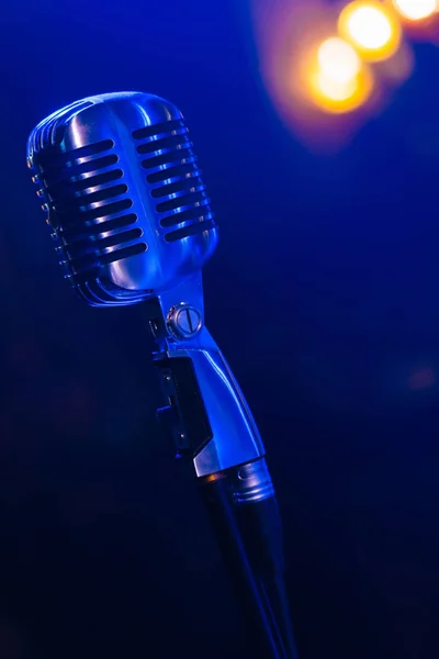 Karşı eski mikrofon ve müzik notlar renkli ışık arka plan bulanıklık — Stok fotoğraf