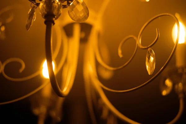 Closeup view of contemporary light fixture in dark room — Stock Photo, Image