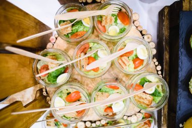 Kahve molası hazırlamak için hizmet Konuklar seminer Toplantı salonunun içinde mola sırasında katılıyor