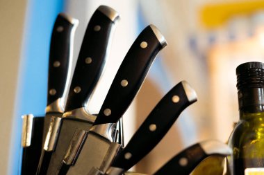 Tablolar tablo kümesini karşılayan bir olay için ayarla