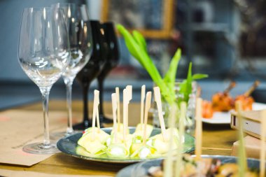 Tablolar tablo kümesini karşılayan bir olay için ayarla