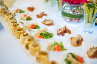 Kahve molası hazırlamak için hizmet Konuklar seminer Toplantı salonunun içinde mola sırasında katılıyor