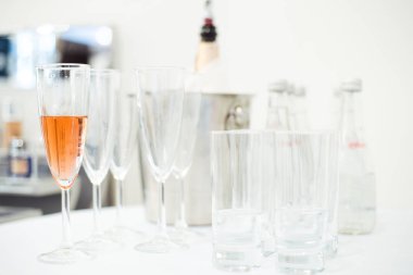 Tablolar tablo kümesini karşılayan bir olay için ayarla