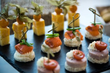 Kahve molası hazırlamak için hizmet Konuklar seminer Toplantı salonunun içinde mola sırasında katılıyor