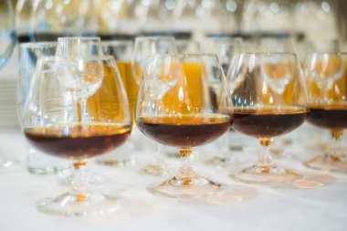 Kahve molası hazırlamak için hizmet Konuklar seminer Toplantı salonunun içinde mola sırasında katılıyor