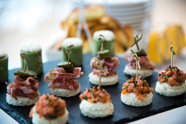 Kahve molası hazırlamak için hizmet Konuklar seminer Toplantı salonunun içinde mola sırasında katılıyor