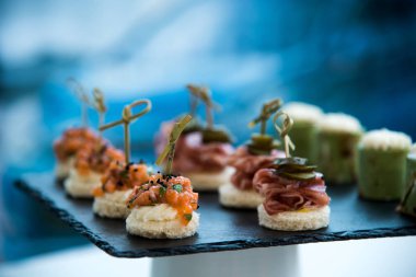 Kahve molası hazırlamak için hizmet Konuklar seminer Toplantı salonunun içinde mola sırasında katılıyor