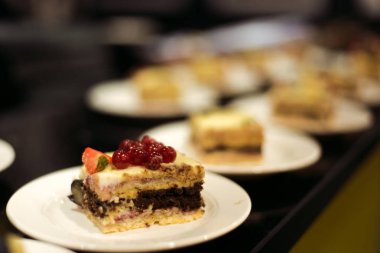 Kahve molası hazırlamak için hizmet Konuklar seminer Toplantı salonunun içinde mola sırasında katılıyor