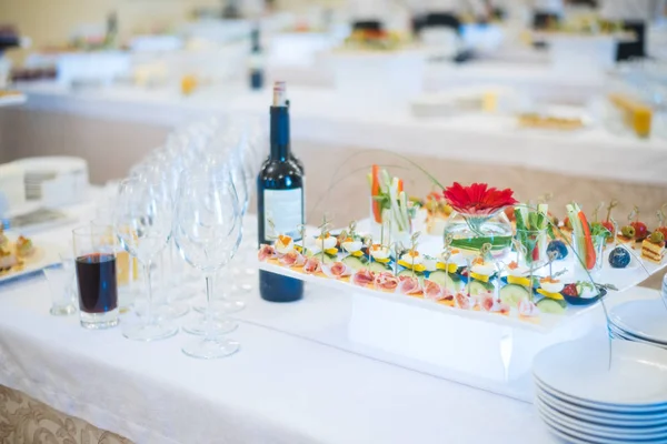 Tavoli allestiti per un evento, tavoli per catering — Foto Stock