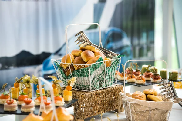 Pausa caffè prepararsi per servire gli ospiti che partecipano al seminario durante il tempo di pausa in sala riunioni — Foto Stock