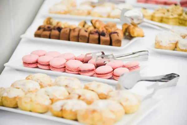 Pausa caffè prepararsi per servire gli ospiti che partecipano al seminario durante il tempo di pausa in sala riunioni — Foto Stock