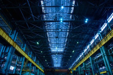 Üretim salonundaki fabrikada endüstriyel ekipman.