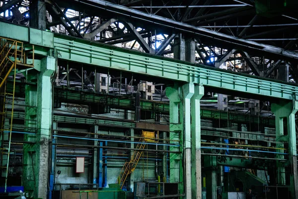 Equipamento industrial na fábrica na sala de produção de perto — Fotografia de Stock