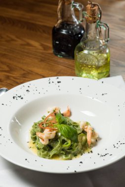 Şef s özel hizmet masada restoranda sunulan