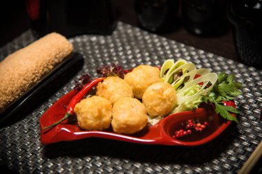 Şef s özel hizmet masada restoranda sunulan