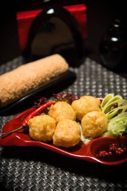 Şef s özel hizmet masada restoranda sunulan