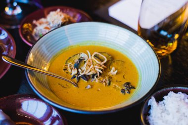 Şef s özel hizmet masada restoranda sunulan