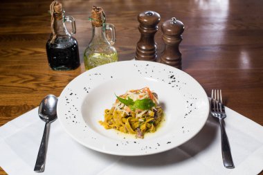 Şef s özel hizmet masada restoranda sunulan