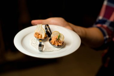 Şef s özel hizmet masada restoranda sunulan