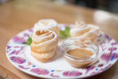 Şef s özel hizmet masada restoranda sunulan