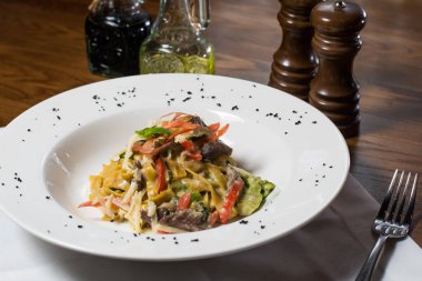 Şef s özel hizmet masada restoranda sunulan