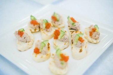 Kahve molası hazırlamak için hizmet Konuklar seminer Toplantı salonunun içinde mola sırasında katılıyor