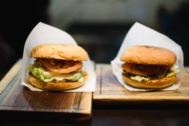 Barbekü restoranı, hamburger hazırlama