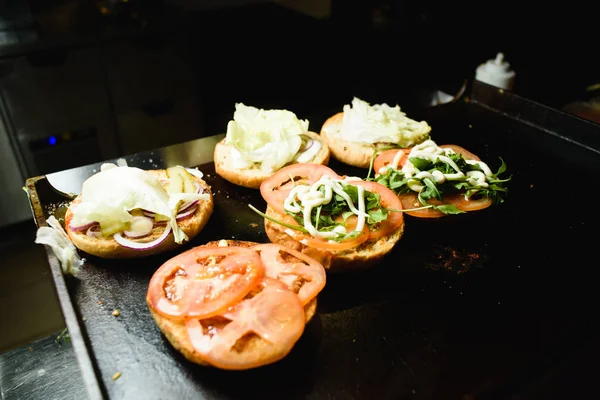 Preparación de hamburguesas en la barbacoa del restaurante — Foto de Stock