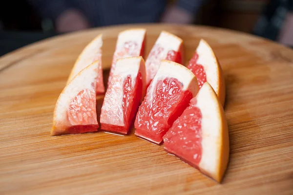 Organický přestřihl grapefruitu o polovinu na dřevo stůl — Stock fotografie