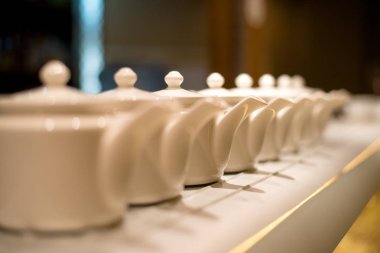 Alkol, sayaç, kokteyl cam bir barda, içme kokteyl bar, kokteyl cam çubuk ile bir renk arka plan üzerinde taze içki kokteyl bar kokteyl cam